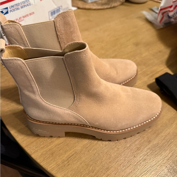 NWT Sam Edelman Justina Lug Sole Chelsea Boot Size 6 color Sesame Suede - Picture 3 of 5